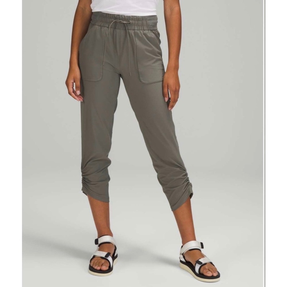 Lululemon Beyond the Studio Crop Pant 7/8 Sage Green Ruched Hem Size 8 W6BJBS